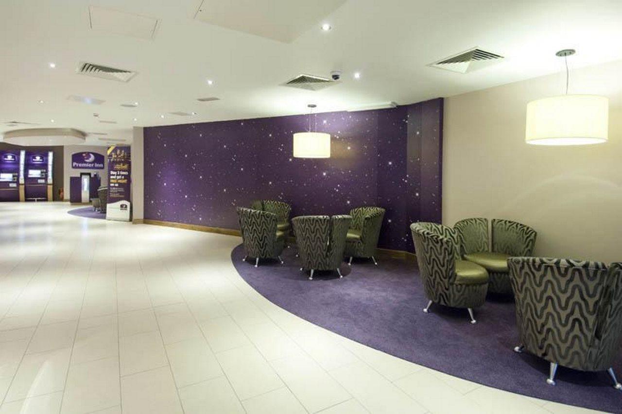 Premier Inn Halifax Town Centre Bagian luar foto
