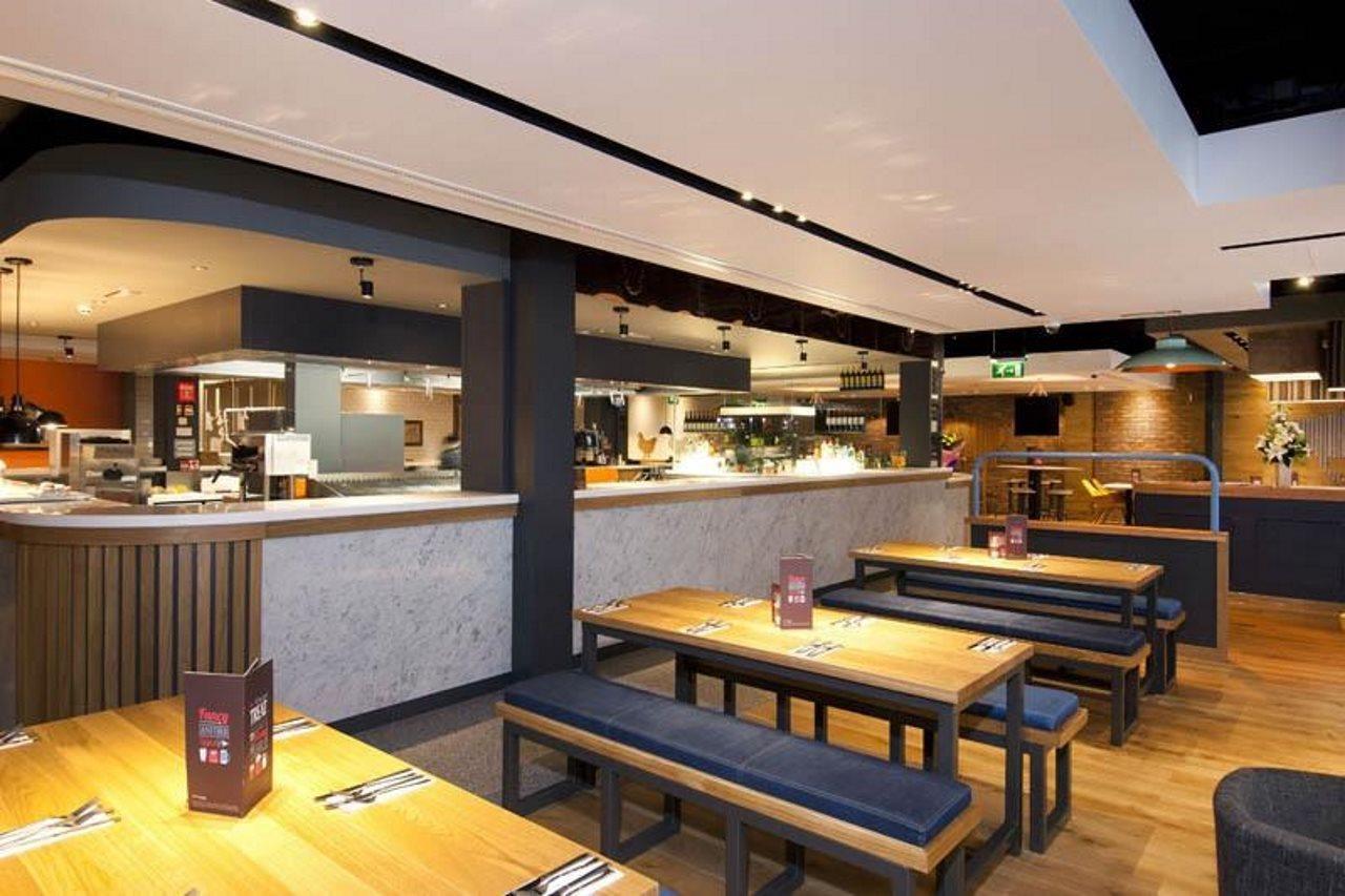 Premier Inn Halifax Town Centre Bagian luar foto
